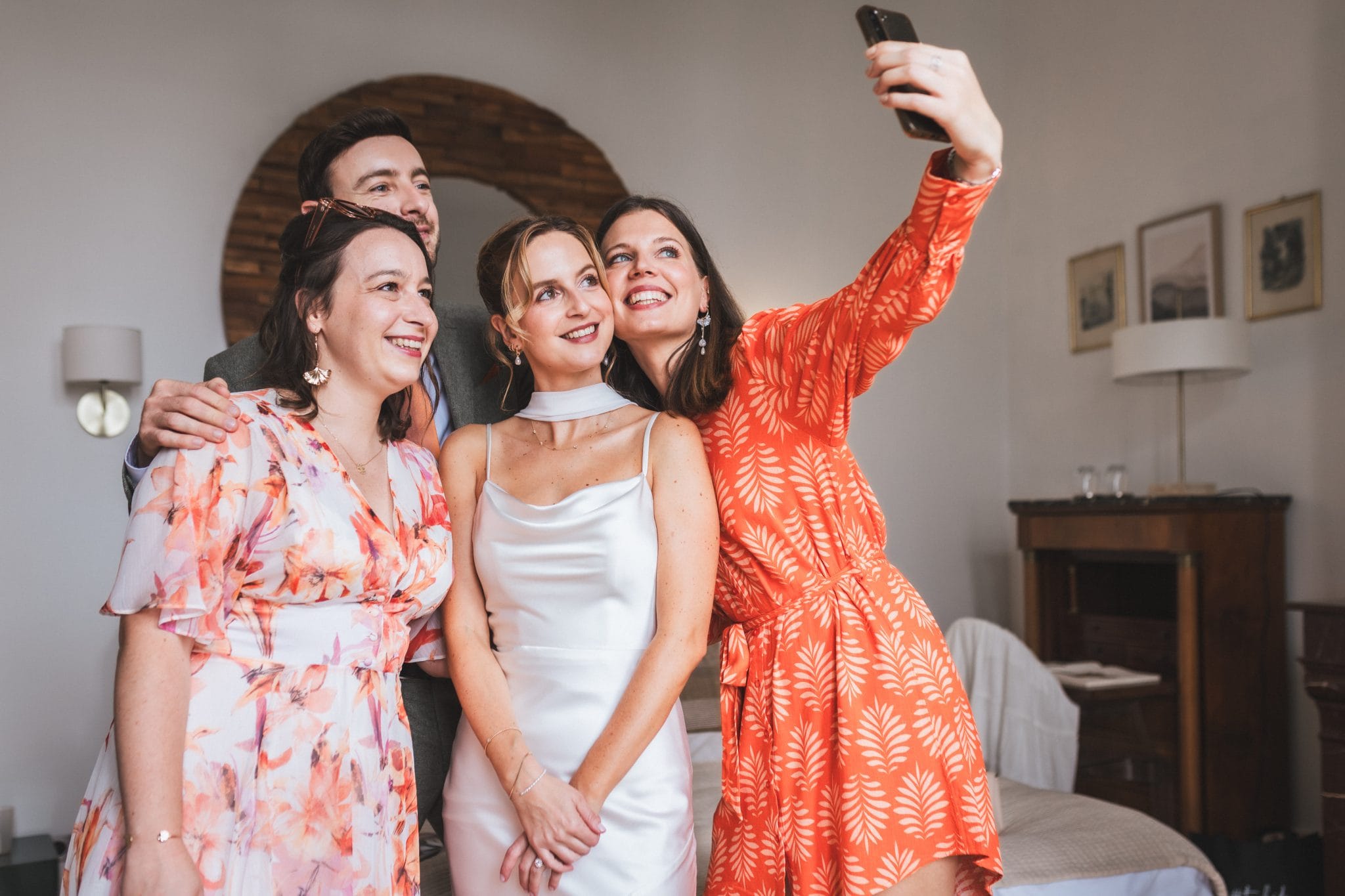 La mariée et ses témoins font un selfie tous ensemble avant de se diriger vers la cérémonie de mariage à Saint-Emilion