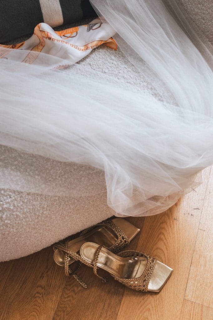 Détail du voile et des chaussures de la mariée