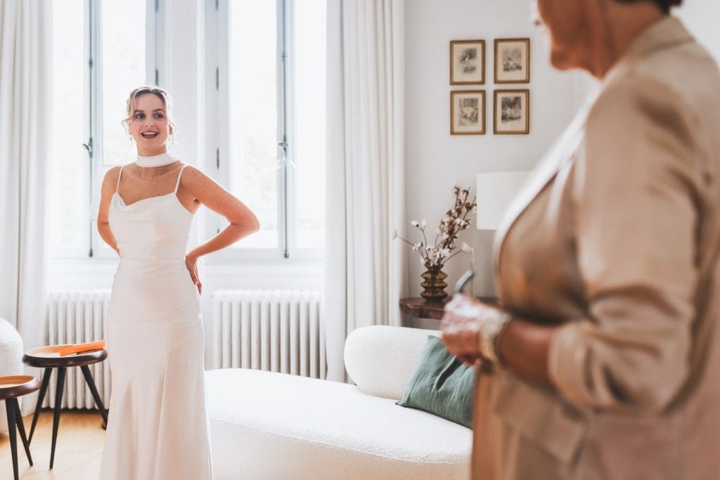 La maman de la mariée rentre dans la chambre et découvre sa fille dans sa robe de mariée