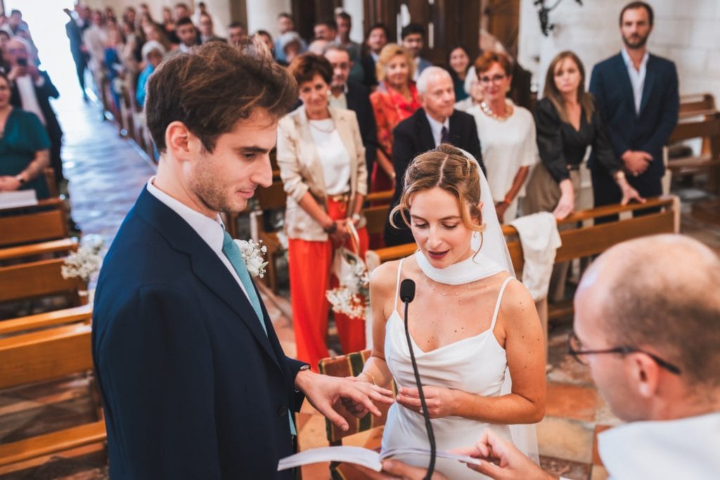 Les mariés échangent leurs alliances pour sceller leur union, lors de leur mariage à Saint-Emilion