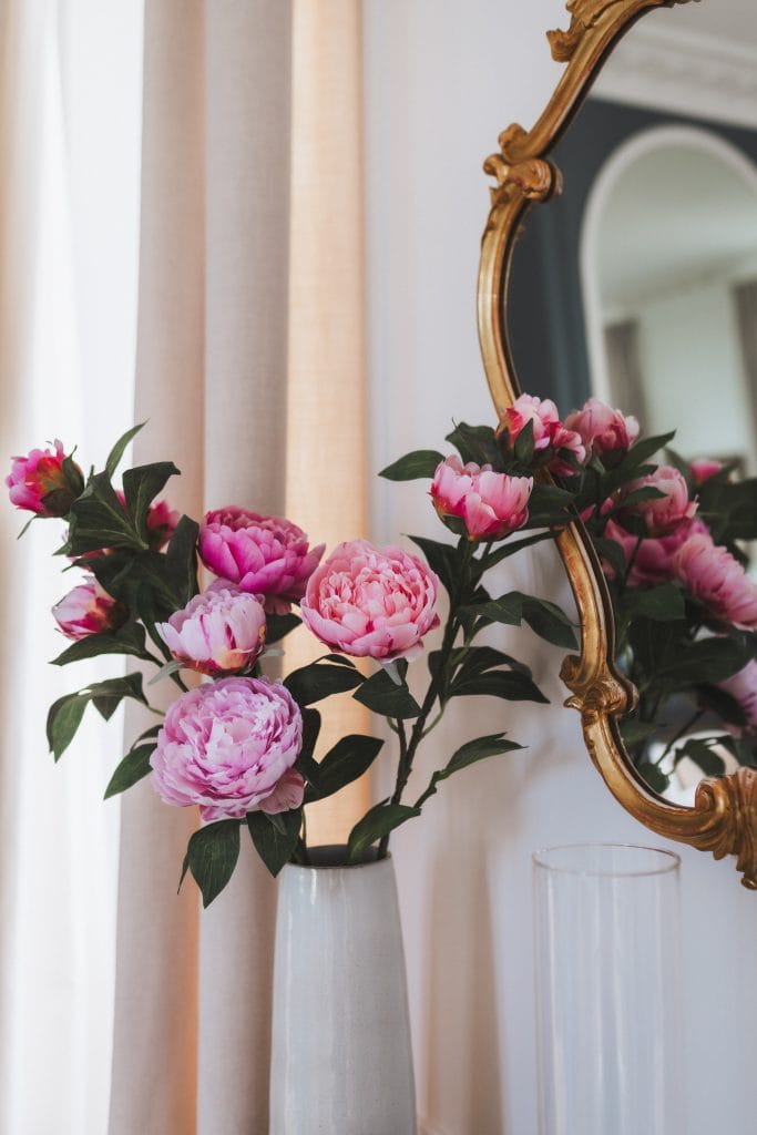 Détail des fleurs décorant subtilement l'intérieur du château Larteau
