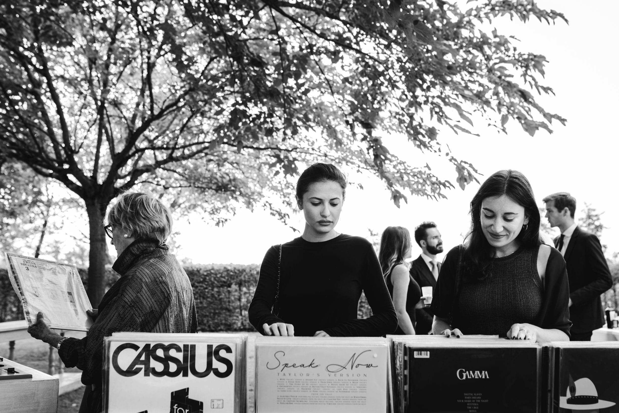 Les invités piochent dans le bar à vinyles pour choisir leur musique préférée
