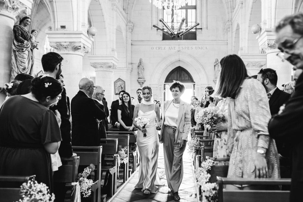 La mariée rentre au bras de sa mère dans l'église