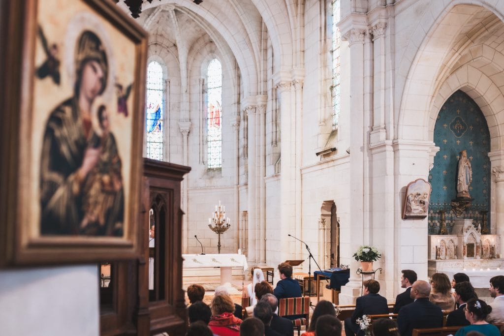 Vue d'ensemble de l'église lors du mariage à Saint-Emilion de Thomas et Farah