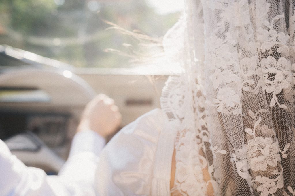 Détail de la lumière du soleil dans le voile et les cheveux de la mariée, dans la voiture