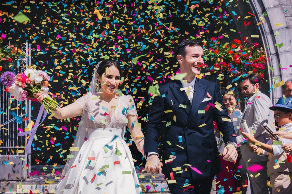 Sortie d'église épique sous une myriade de confettis colorés