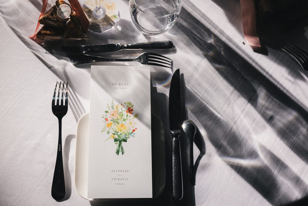 La lumière tombe divinement sur la décoration et le menu de mariage