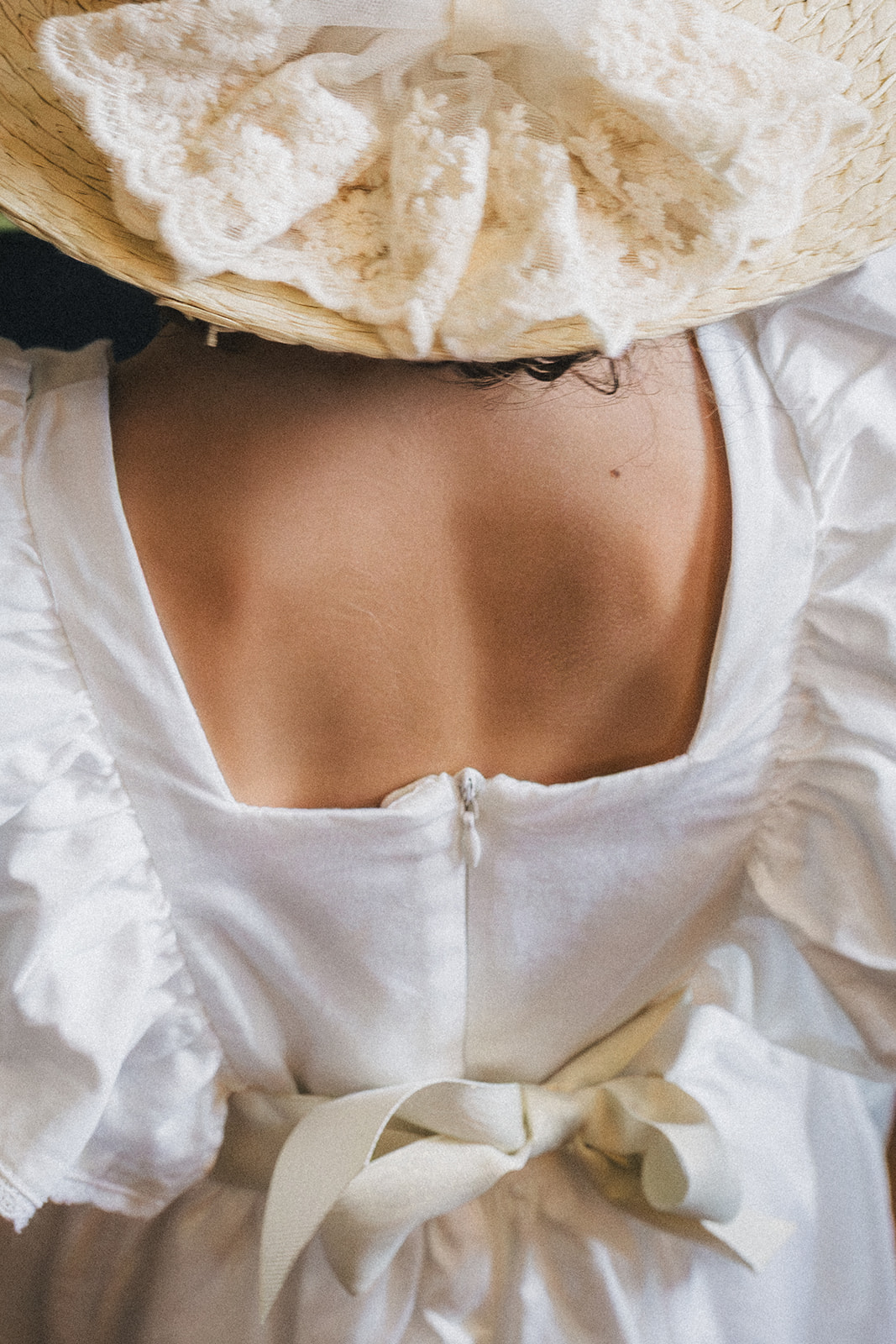 Détail de la tenue d'une enfant d'honneur sur le mariage coloré