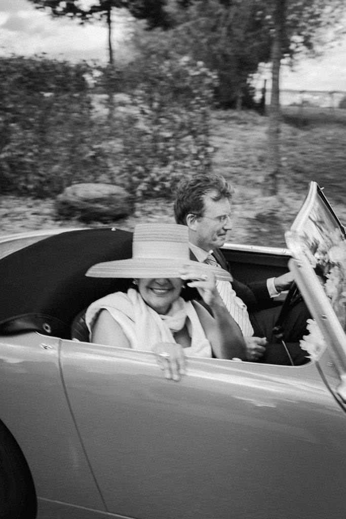 Les parents de la mariée arrivent à toute vitesse dans leur voiture de collection