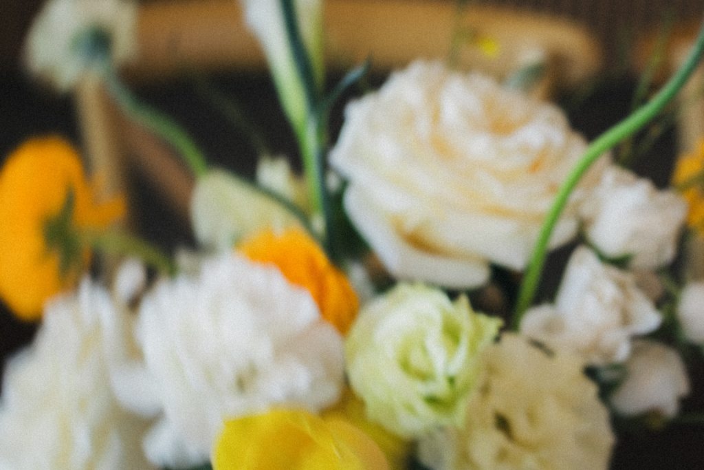 Décoration florale des tables de mariage au domaine Le Herre