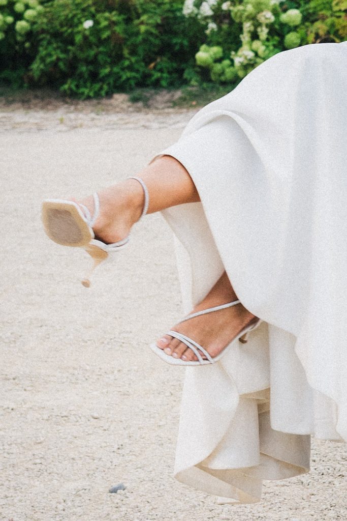 Détail des pieds de la mariée alors que son mari la porte dans ses bras