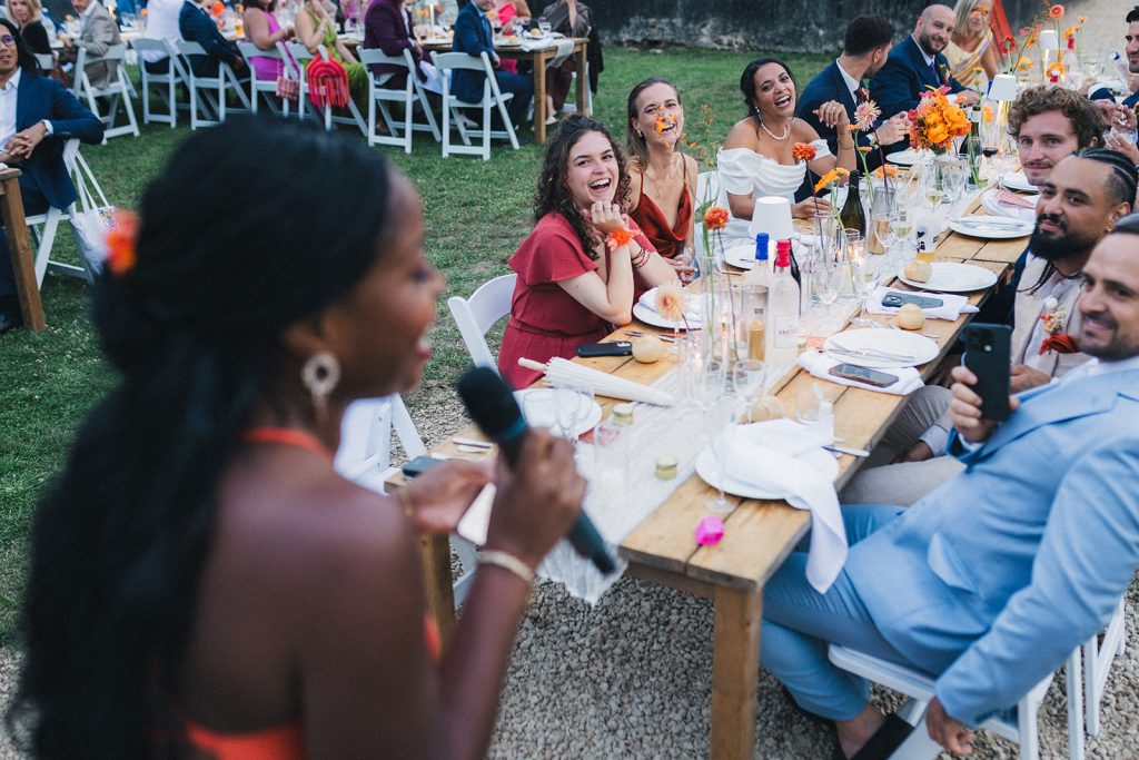 Une témoin de la mariée effectue un discours à table