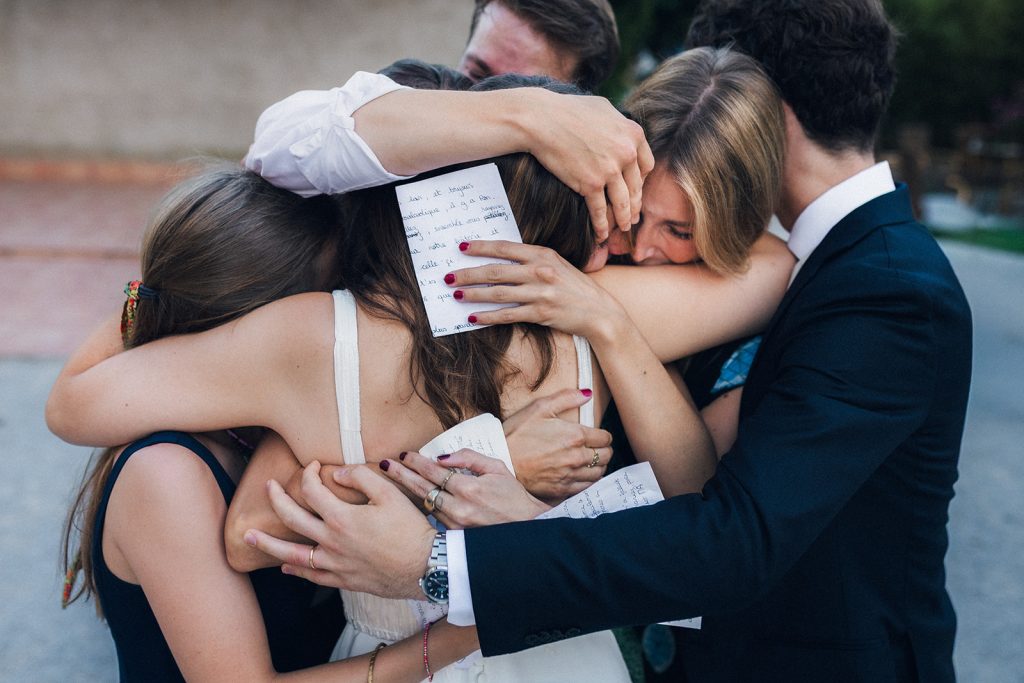 La mariée enserre sa fratrie dans ses bras après leur émouvant discours.