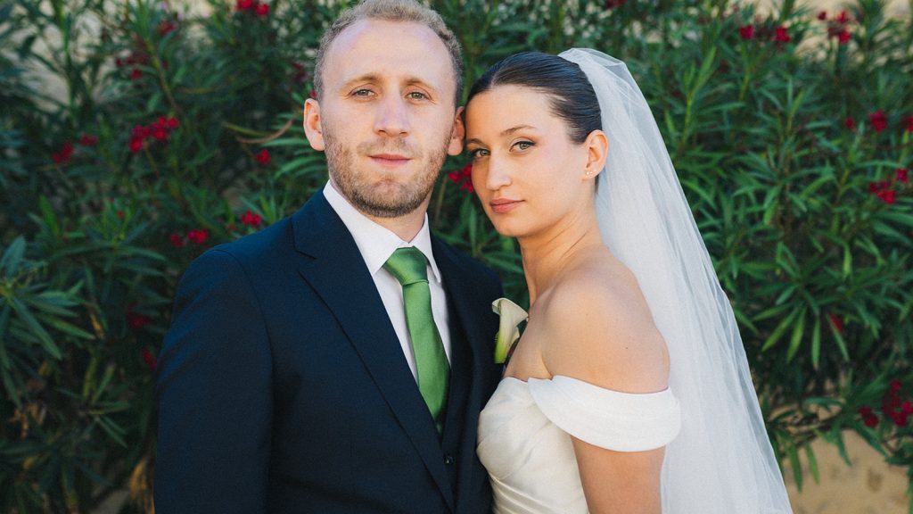 Les mariés, sérieux, regardent vers la photographe mariage Landes