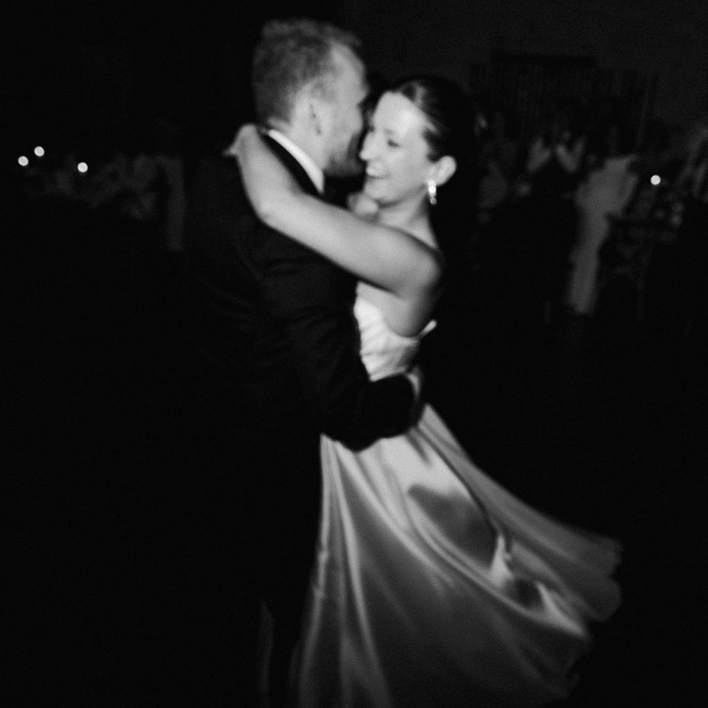 Flou artistique des mariés en train de danser pendant leur entrée en salle