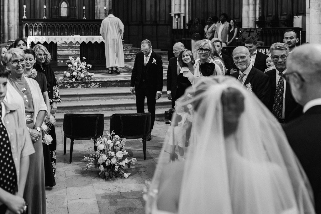 Le marié baisse la tête sous le coup de l'émotion en voyant arriver sa promise au bras de son père