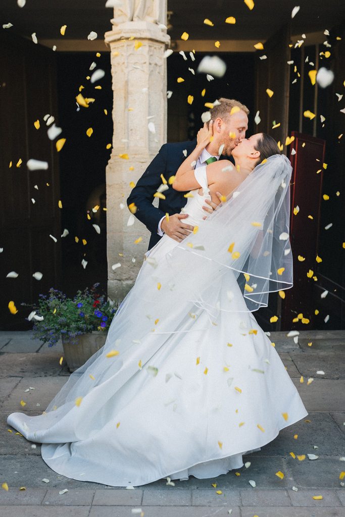 Sortie d'église épique sous les confettis blanc et jaune